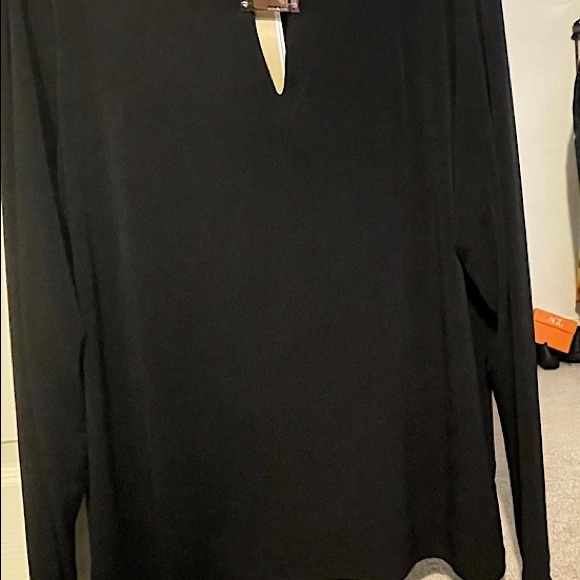 Michael Kors Top with Silver embellishment. NWT!! Never worn! Size 2x - Picture 2 of 6
